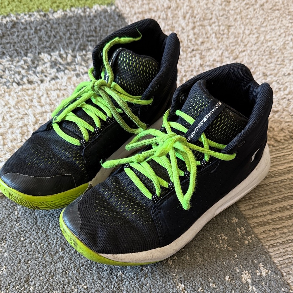 Under Armour Boys size 4Y